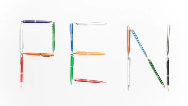 Wort "Kugelschreiber" aus Kugelschreibern auf dem Tisch — Stockfoto