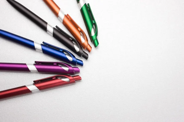 Conjunto de canetas coloridas na mesa — Fotografia de Stock