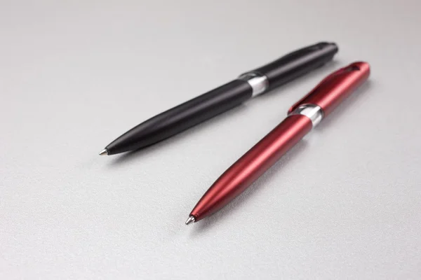 Uppsättning färgade pennor på bord — Stockfoto