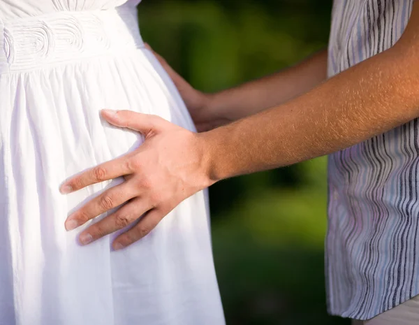 Man hålla magen av gravida — Stockfoto