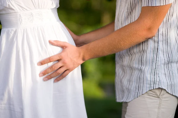 Hombre sosteniendo vientre de embarazada —  Fotos de Stock