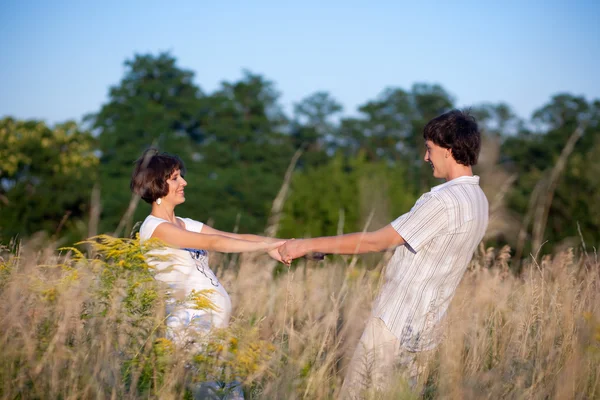 Embarazada danza en parque con marido —  Fotos de Stock