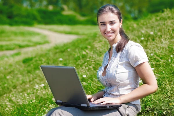 Mooie vrouw met laptop op heuvel — Stockfoto