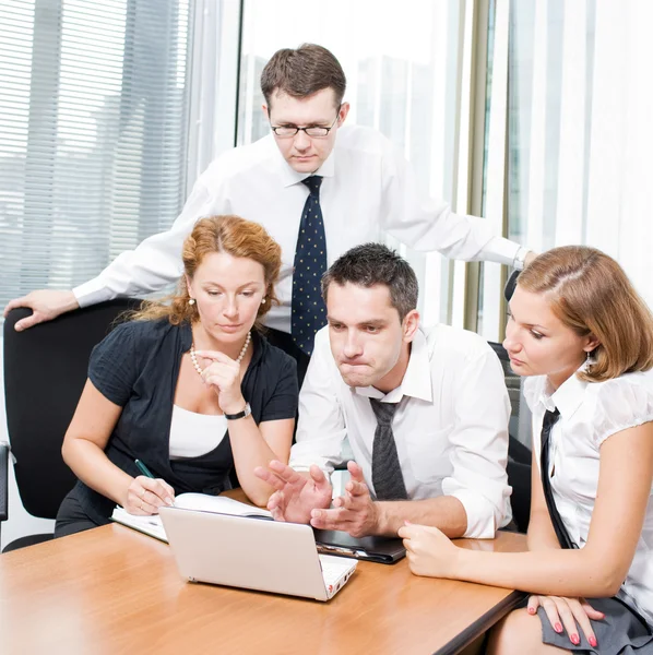 Gerente com trabalhadores de escritório em reunião — Fotografia de Stock