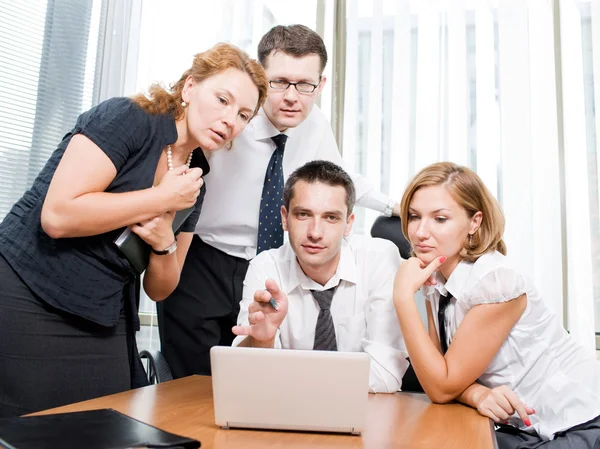 Manager mit Büromitarbeitern bei Besprechung im Vorstandszimmer — Stockfoto