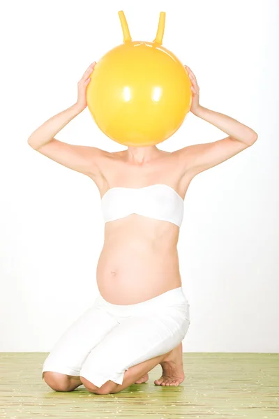 Портрет вагітної жінки з м'ячем — стокове фото