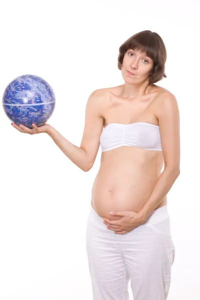 Schwangere schauen auf Globus — Stockfoto