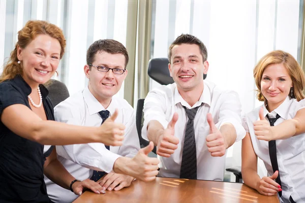 Verksamhet team uttrycka positivity på meetingin styrelserummet — Stockfoto