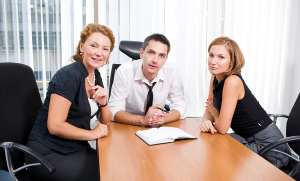 Менеджер з офісними працівниками на зустрічі — стокове фото