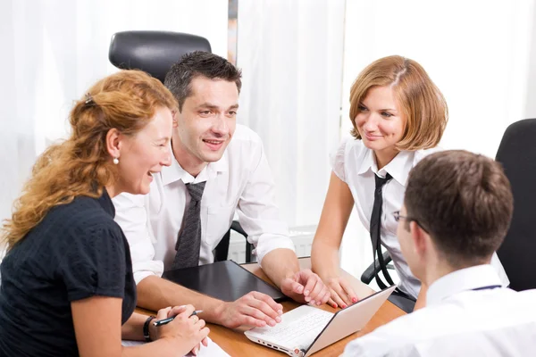Manager mit Büroarbeitern im Vorstandszimmer — Stockfoto
