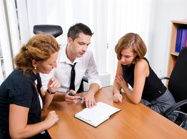 Gerente com trabalhadores de escritório em reunião — Fotografia de Stock