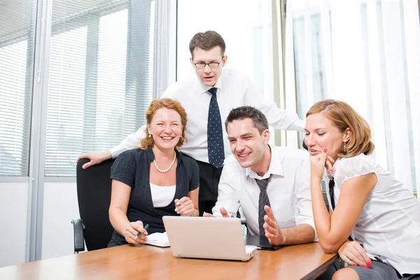 Manager mit Büroarbeitern im Vorstandszimmer — Stockfoto