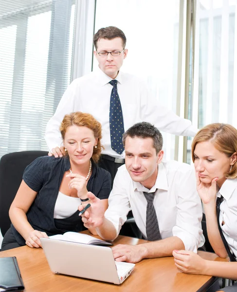 Manager con impiegati in sala riunioni — Foto Stock