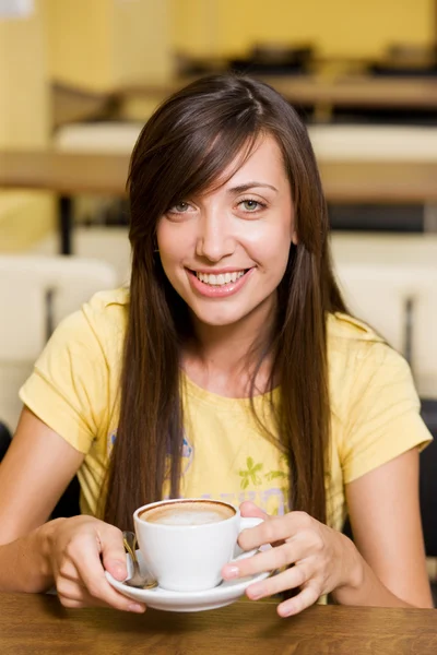 Schönes Mädchen mit einer Tasse Kaffee — Stockfoto