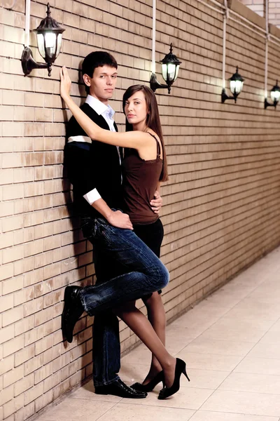 Paar bleibt in der Nähe der Mauer — Stockfoto