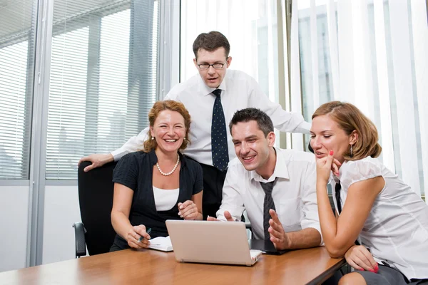 Manager mit Büroangestellten auf Besprechung — Stockfoto