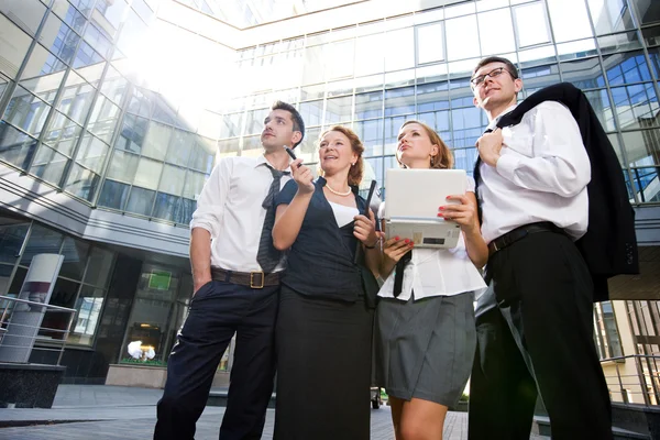 Gruppe von Büroangestellten im Freien — Stockfoto