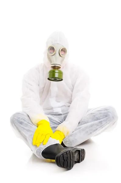 Człowiek w masce gazowej siedzi na podłodze — Zdjęcie stockowe