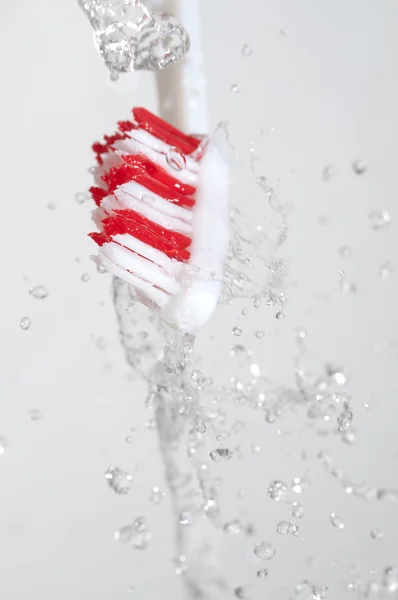 Brosse à dents dans une éclaboussure d'eau — Photo