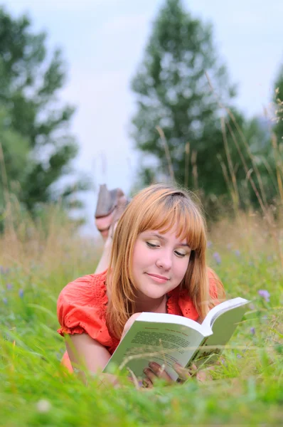 Νεαρή γυναίκα που διαβάζει ένα βιβλίο. — Φωτογραφία Αρχείου