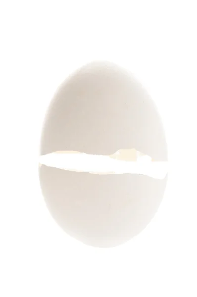 Треснувшее яйцо — стоковое фото