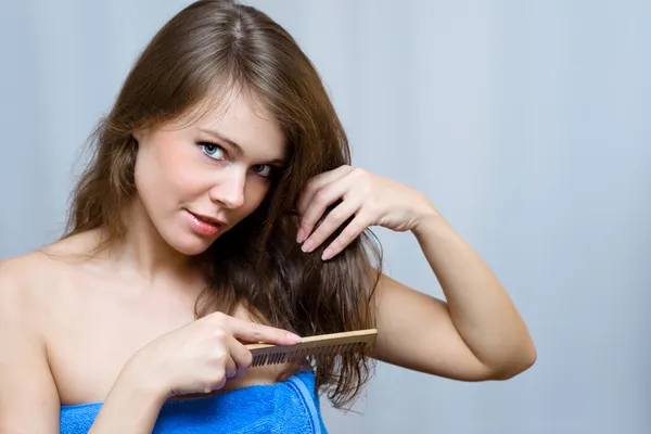 Donna pettinarsi i capelli — Foto Stock