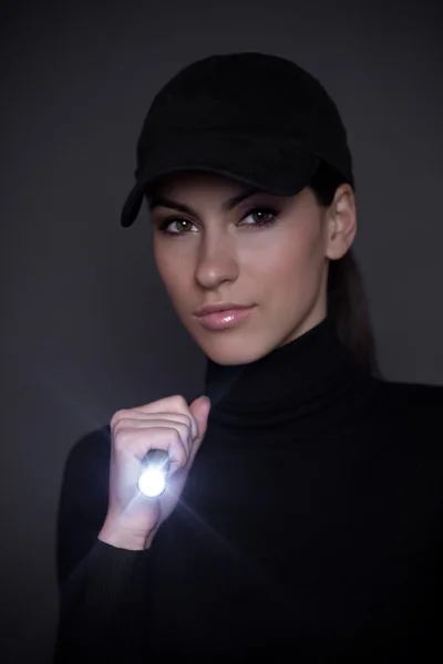 Frau mit Taschenlampe — Stockfoto