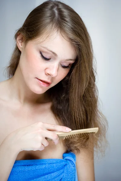 Mulher atraente pentear seu cabelo longo Fotos De Bancos De Imagens Sem Royalties