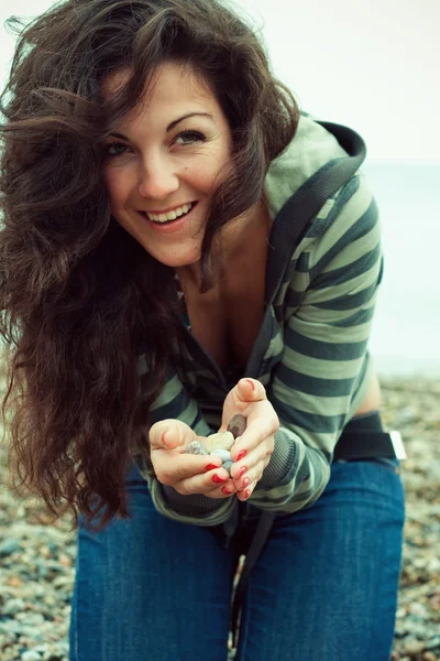 Femme heureuse tenant de petites pierres — Photo