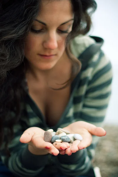 Красива жінка тримає каміння — стокове фото