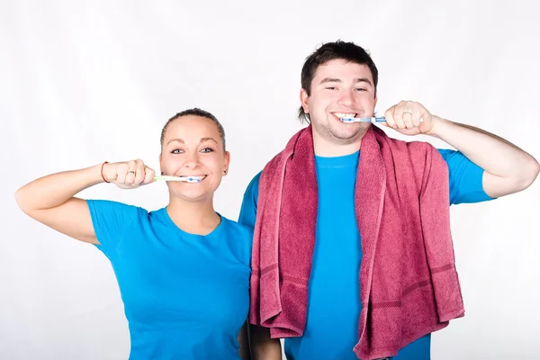 Jovem casal de limpeza de dentes juntos — Fotografia de Stock