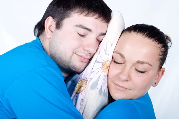 Молода пара з подушкою спить — стокове фото