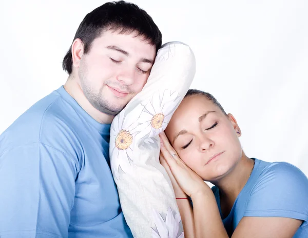 Jovem casal com travesseiro dormir — Fotografia de Stock
