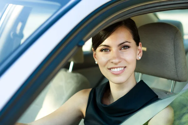 Счастливая женщина за рулем своего автомобиля — стоковое фото