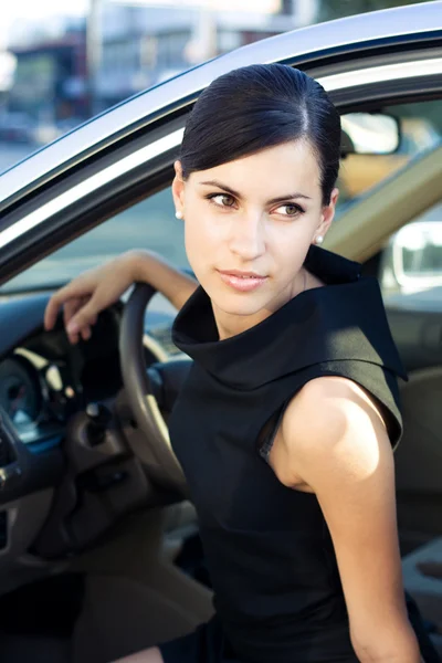 Сексуальная деловая женщина в машине — стоковое фото