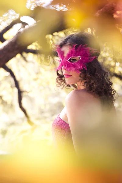 Kvinna i carnival mask. hösten — Stockfoto