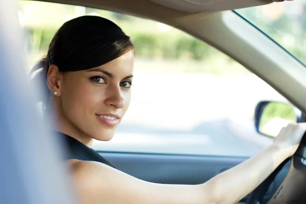 Mulher feliz dirigindo seu carro — Fotografia de Stock