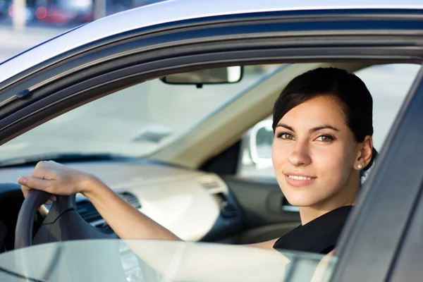 Gelukkige vrouw rijden haar auto — Stockfoto