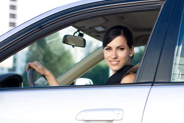 Šťastný podnikatelka řídit její auto — Stock fotografie