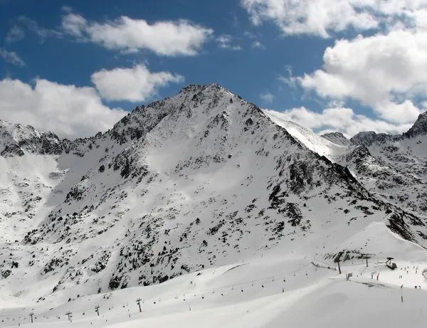 Pico de montanhas nevadas em Andorra — Fotografia de Stock
