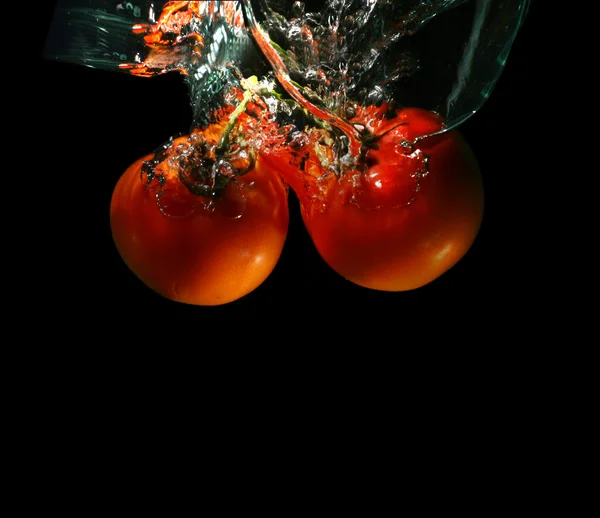 Tomates vermelhos isolados em água — Fotografia de Stock