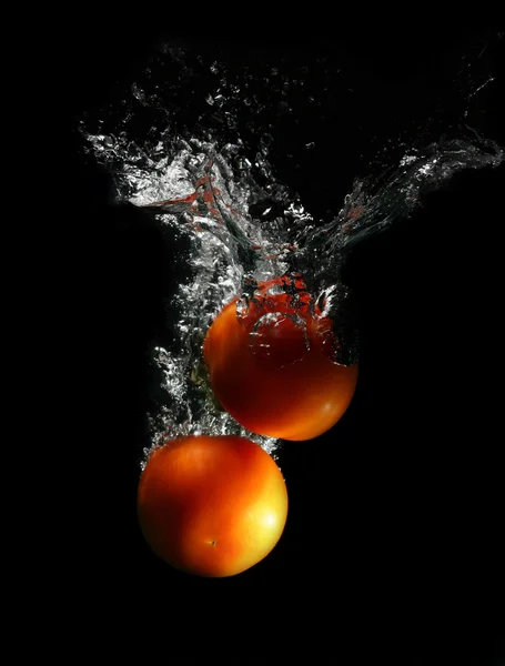 Tomates rouges isolées dans l'eau — Photo