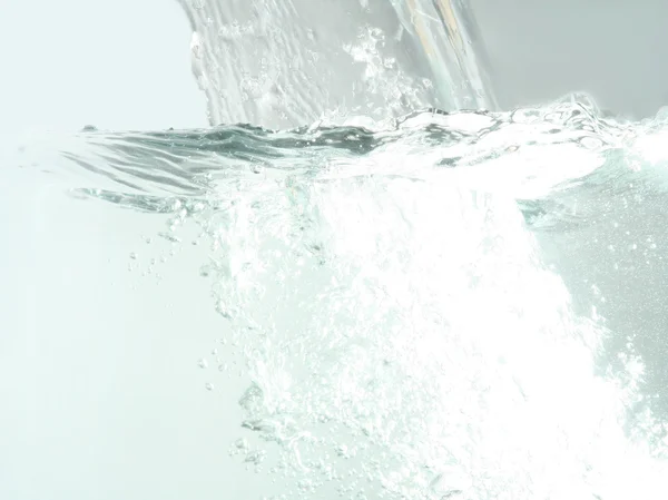 Vatten isolerad på en vit bakgrund — Stockfoto