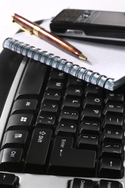 Die Tastatur und das Notizbuch — Stockfoto