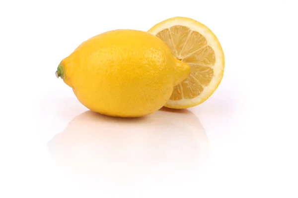 Beyaz arka planda taze limon dilimi — Stok fotoğraf