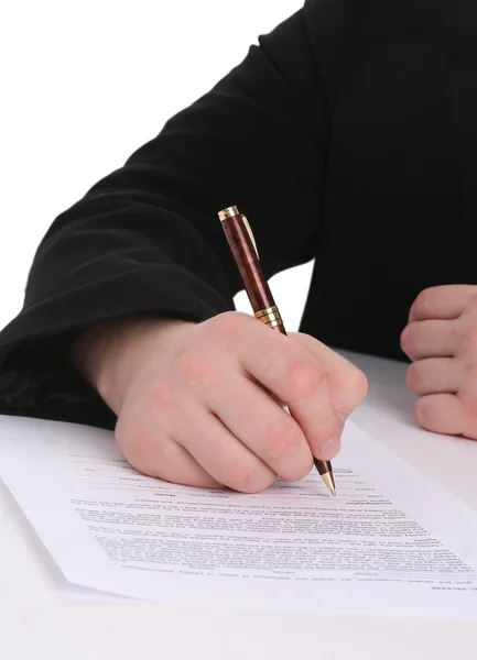 Закрыть руки бизнесмену, подписывая контракт. Isolated — стоковое фото