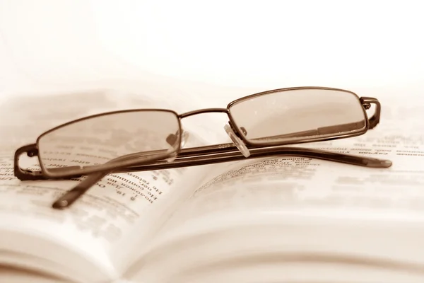 Kitap ve üzerinde beyaz izole gözlük — Stok fotoğraf