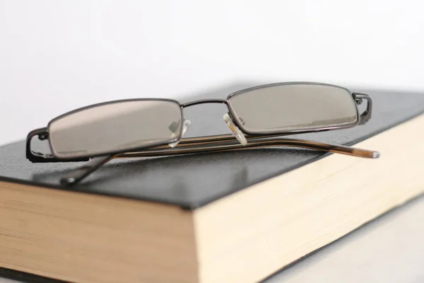 Könyv- és elszigetelt fehér szemüveg — Stock Fotó