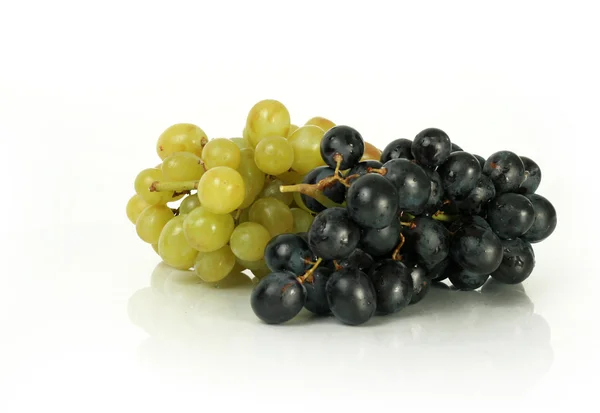 Uvas isoladas e refletidas no branco — Fotografia de Stock