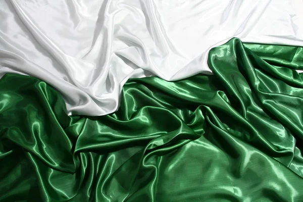 Гладкий элегантный зеленый и белый шелк можно использовать в качестве фона — стоковое фото
